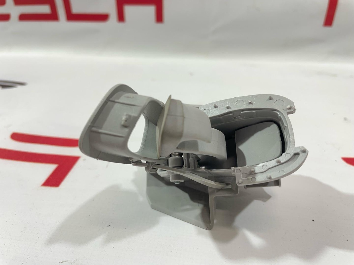 Крючок для одежды к Tesla Model 3 2019