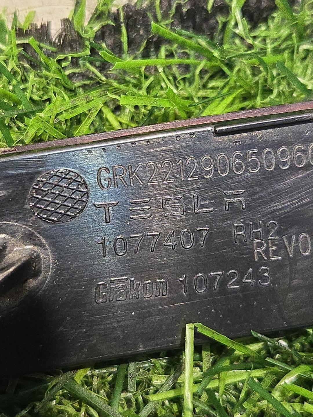 Катафот к Tesla Model 3 2022