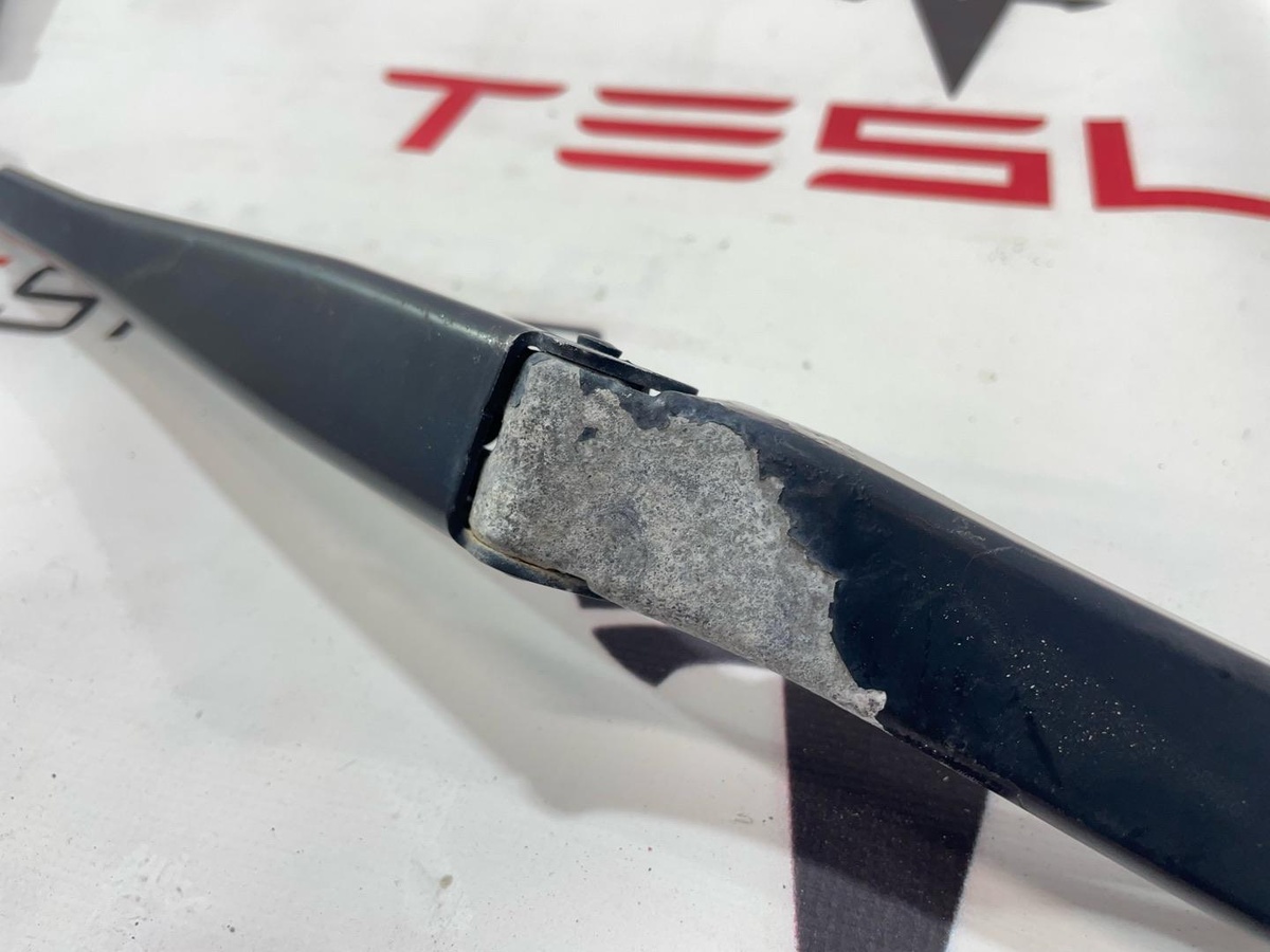 Щеткодержатель к Tesla Model 3 2019