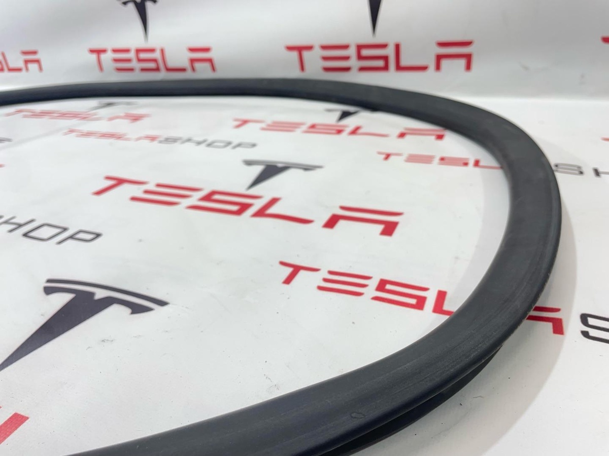 Уплотнитель к Tesla Model S 2015