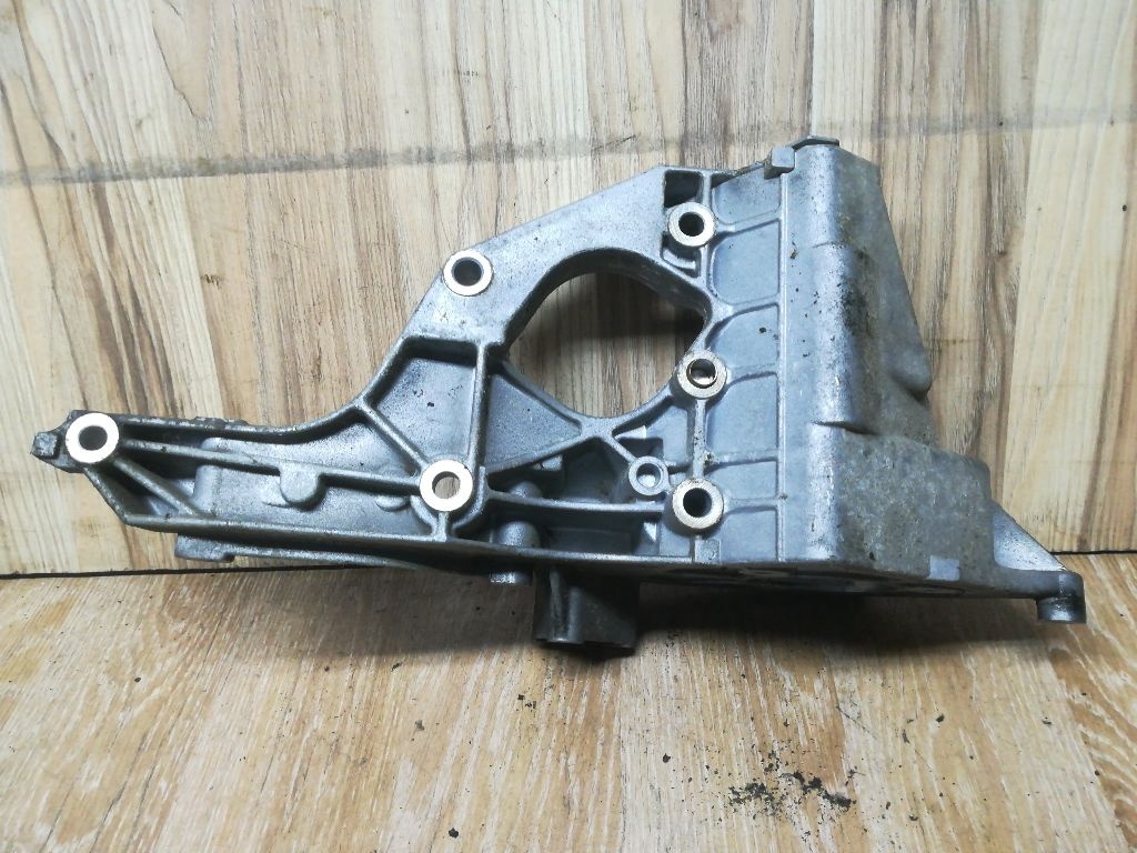 Кронштейн генератора к Volkswagen Golf 2002