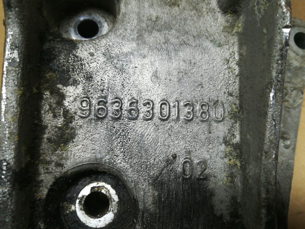Кронштейн генератора к Peugeot 307 2005