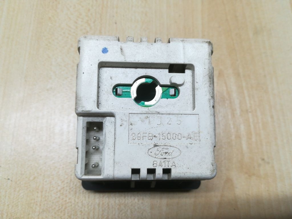 Часы к Ford Fiesta 1995