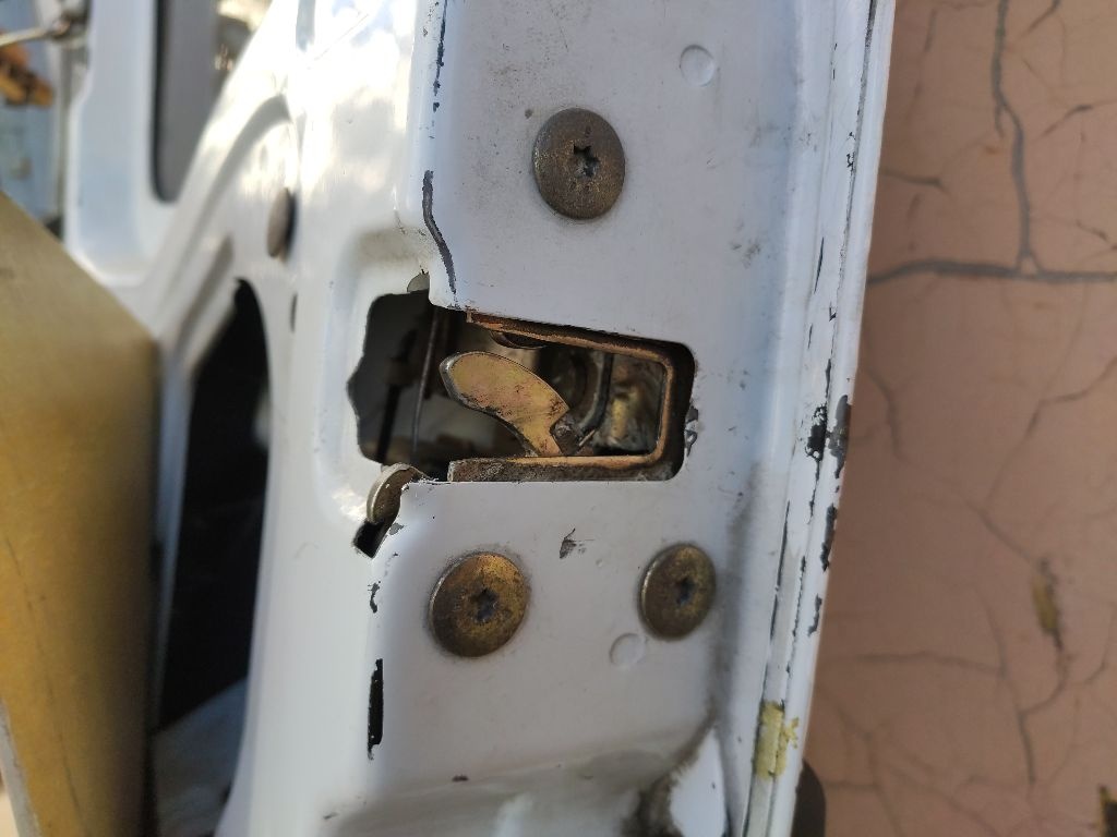 Замок двери задней правой к Renault Master 1997