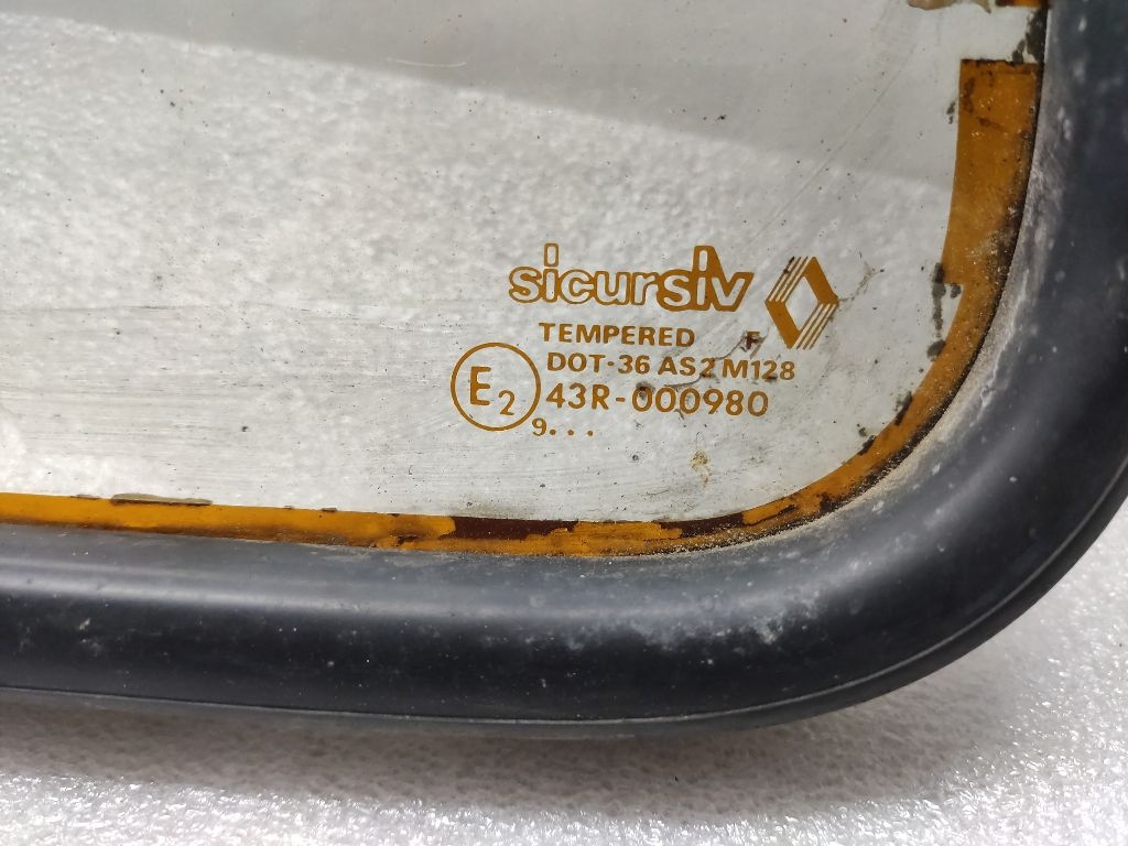 Стекло заднее к Renault Rapid 1995