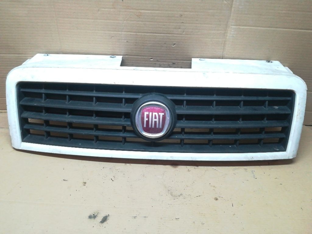 Решетка радиатора к Fiat Doblo 2010