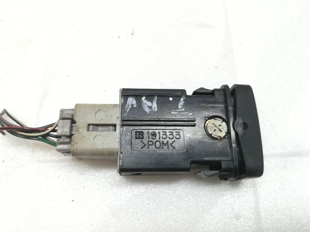 Кнопка  к Toyota Avensis Verso 2003