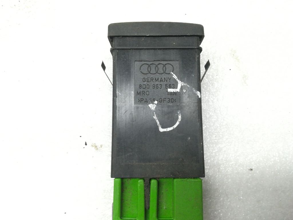 Кнопка  к Audi A4 1999