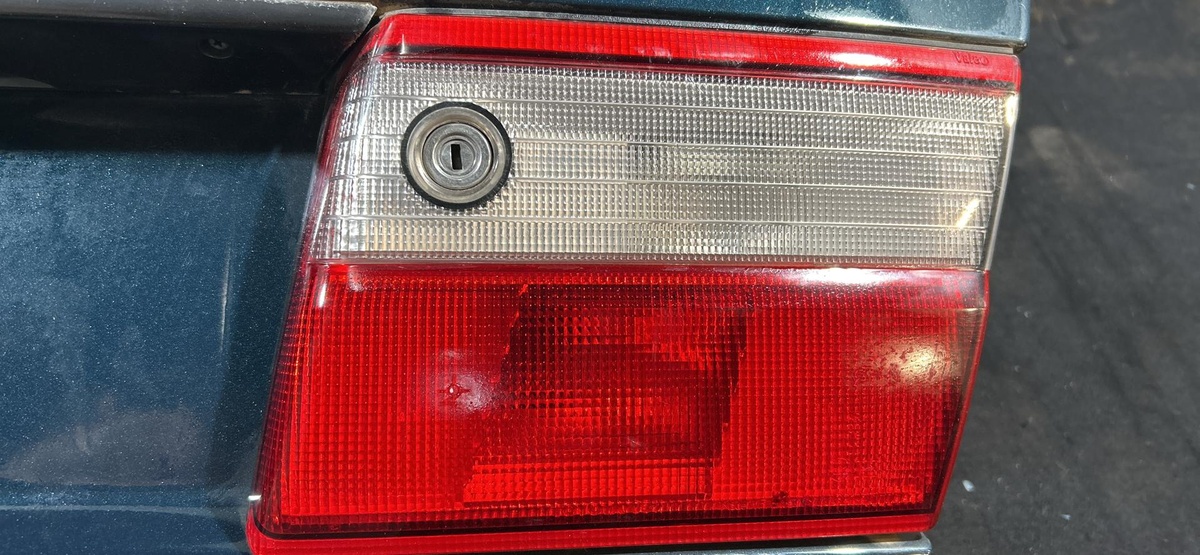 Фонарь крышки багажника правый к Toyota Carina E 1995