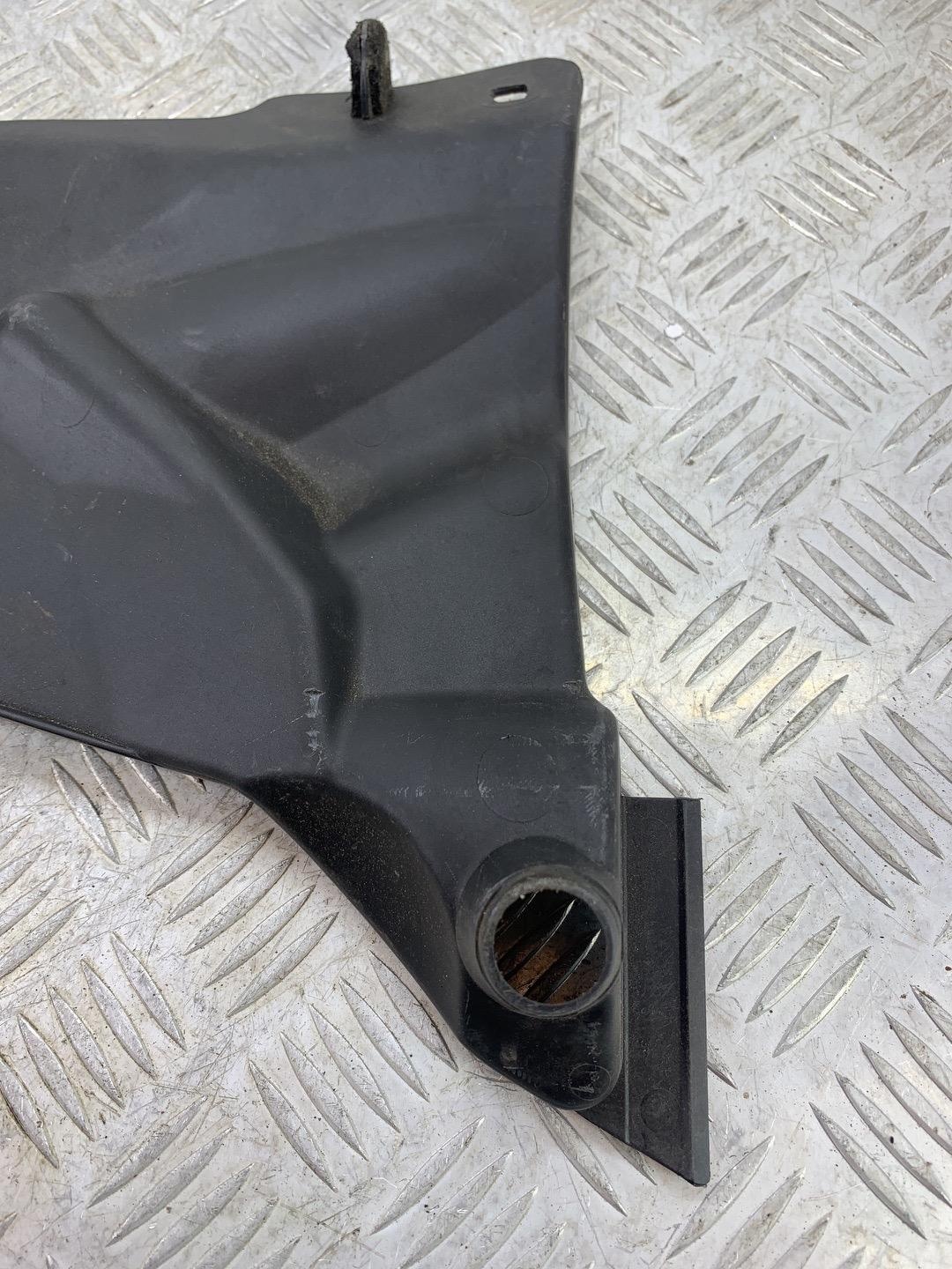 Водосток капота к Mercedes-Benz Vito 2010