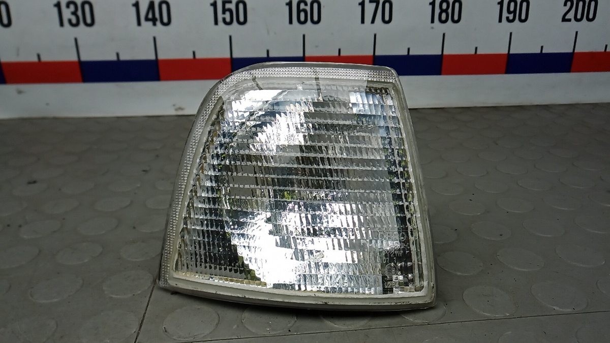 Поворотник левый к Audi 80 1990