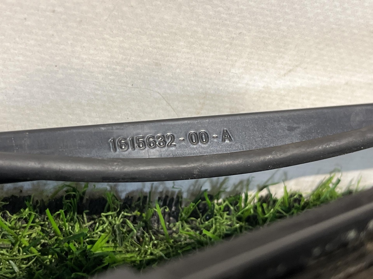 Щеткодержатель к Tesla Model X 2022