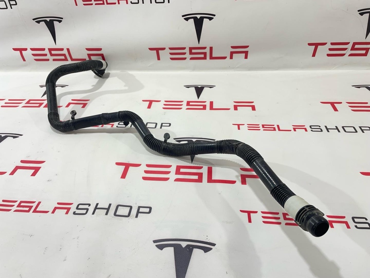 Патрубок радиатора к Tesla Model 3 2019
