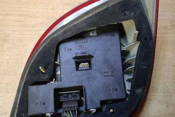 Фонарь задний левый к Ford Fiesta 2008