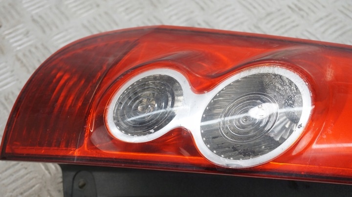 Фонарь задний левый к Ford Fiesta 2001