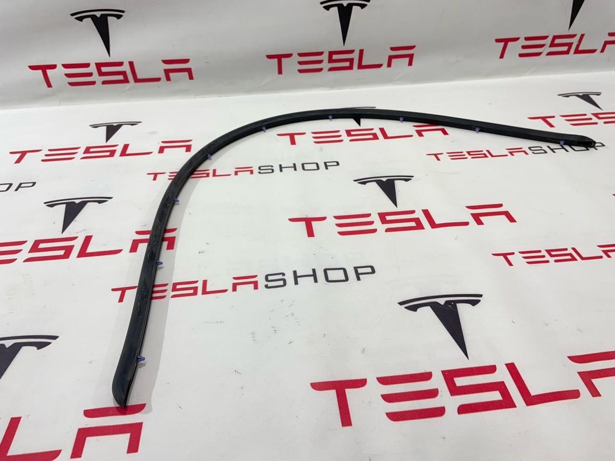 Уплотнитель капота к Tesla Model X 2022