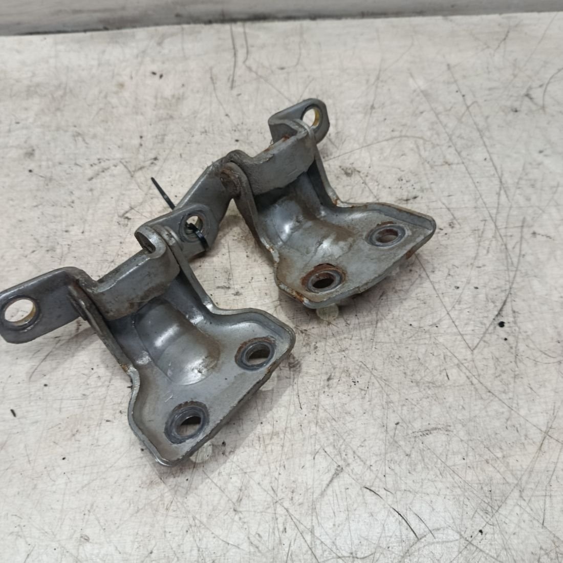 Петля двери задней правой к Mazda Premacy 2001