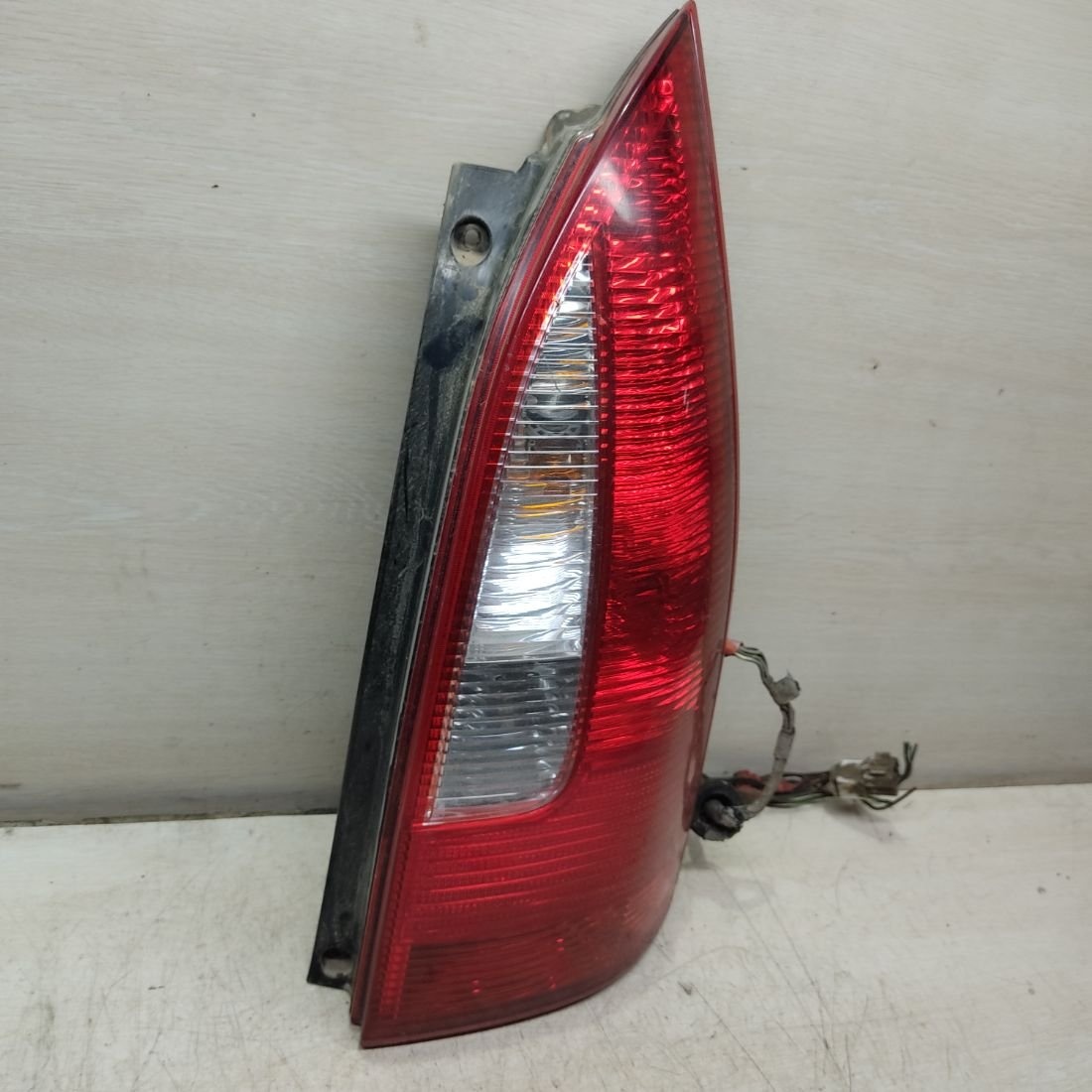 Фонарь задний правый к Mazda Premacy 2001
