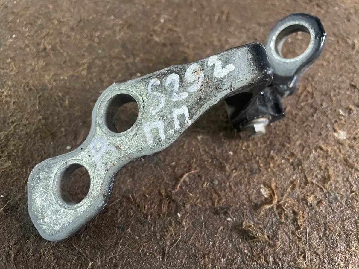 Петля двери передней правой к Ford C-MAX 2004