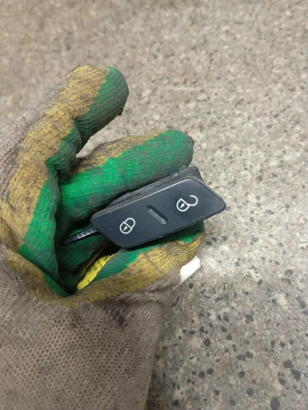 Кнопка центрального замка к Volkswagen Jetta 2008