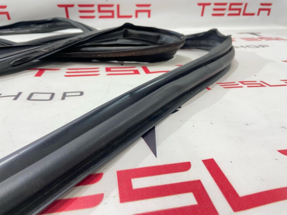 Уплотнитель к Tesla Model X 2022