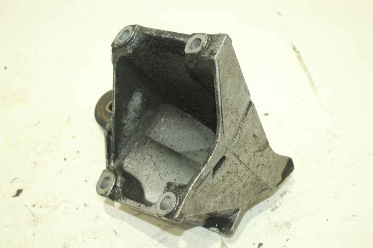 Кронштейн КПП к Audi A6 1995