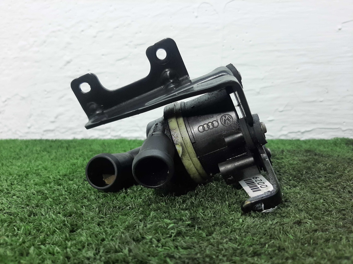 Помпа к Audi A4 2012