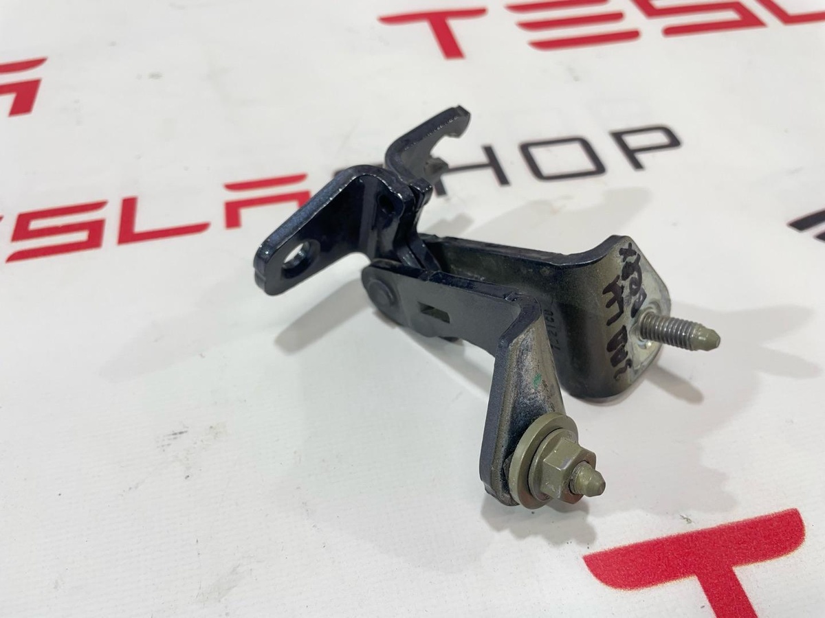 Петля двери к Tesla Model 3 2019