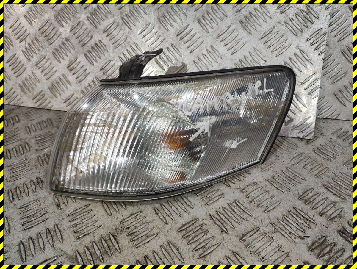 Поворотник левый к Toyota Camry 1999
