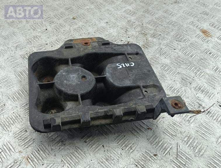 Крепление аккумулятора к Volkswagen Golf 1999