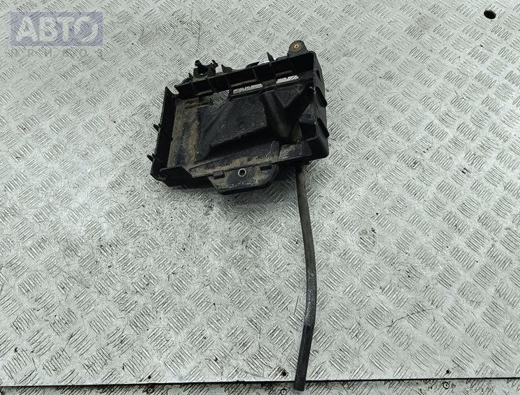 Крепление аккумулятора к Skoda Fabia 2008