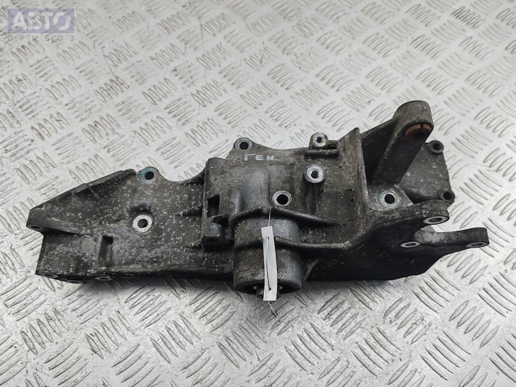Кронштейн генератора к Volkswagen Passat 2002