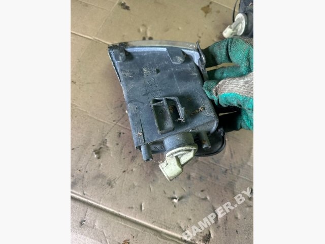 Поворотник правый к Renault Safrane 1998