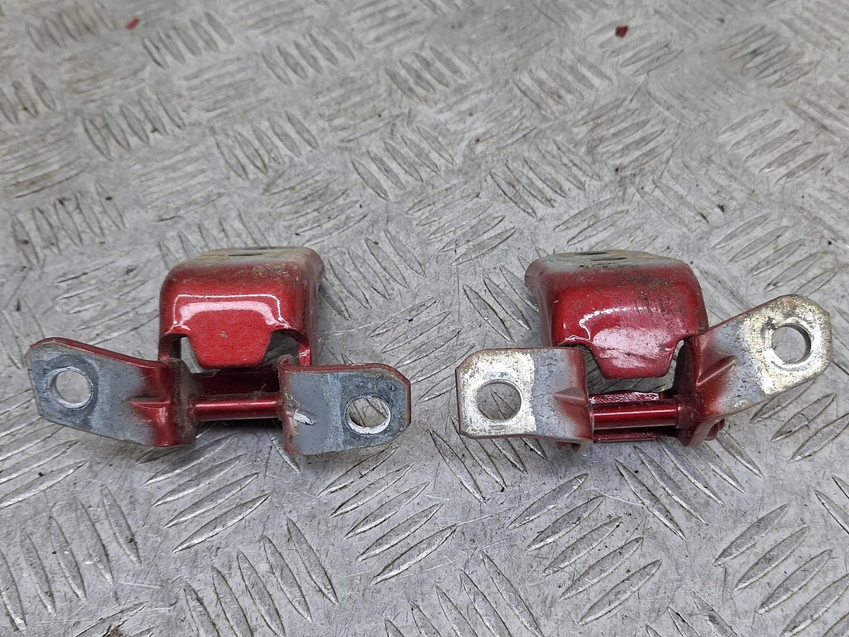 Петля двери к Mazda 6 2020