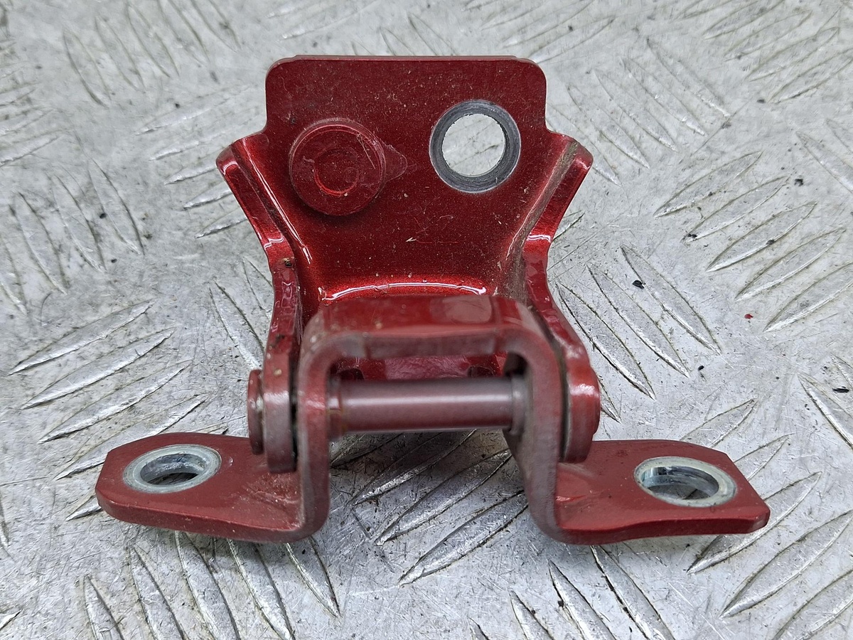 Петля двери к Mazda 6 2020
