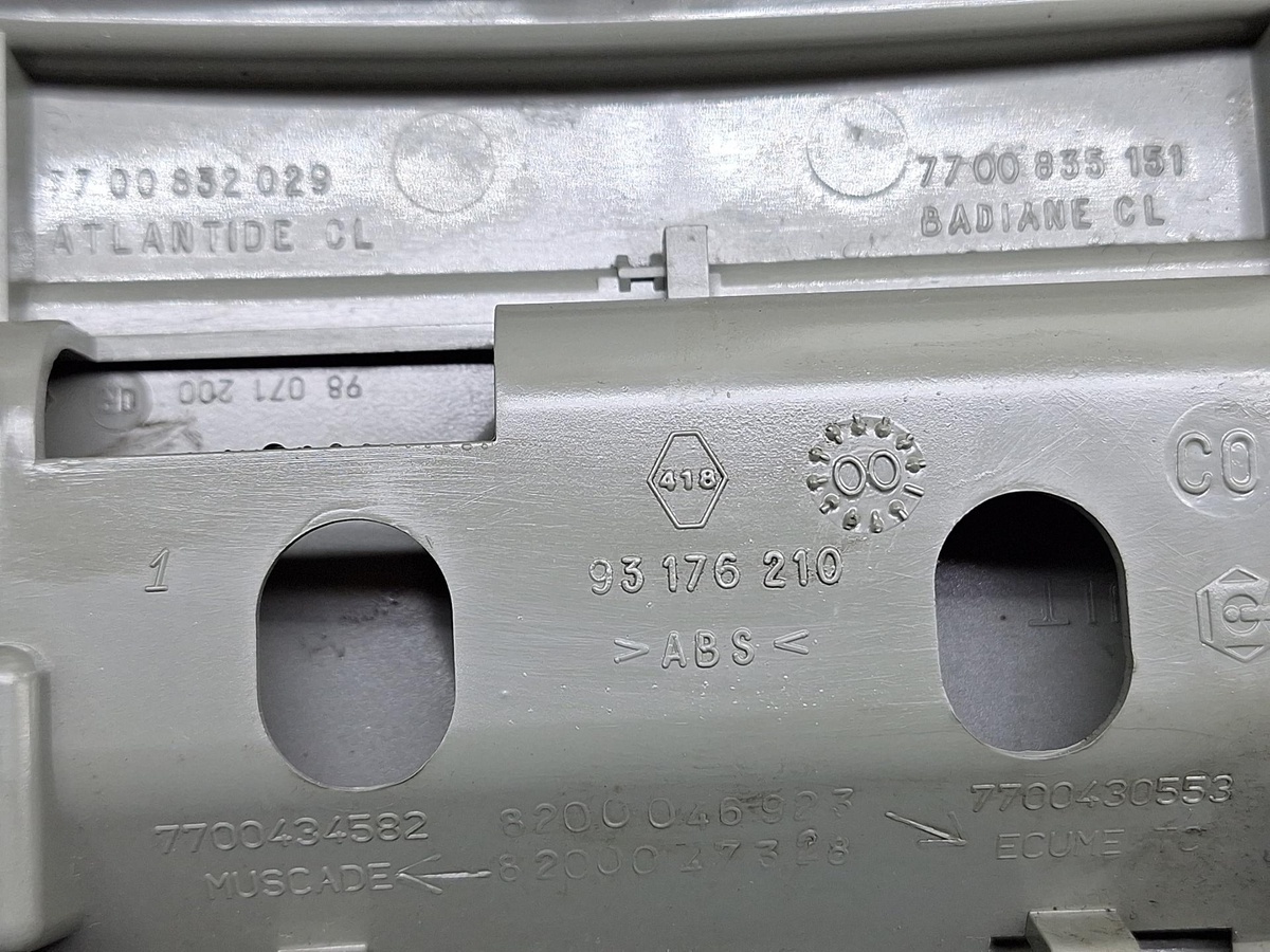 Фонарь салона (плафон) к Renault Scenic 2001