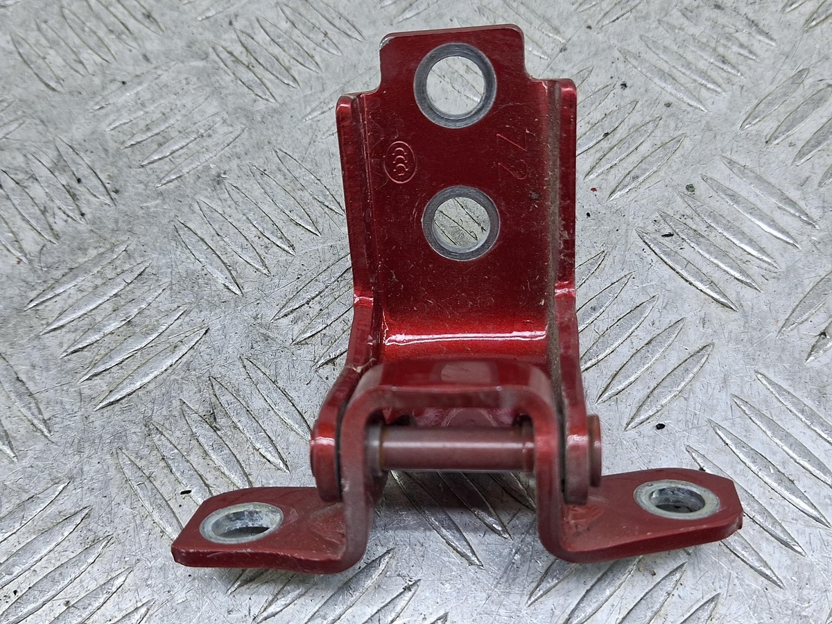 Петля двери к Mazda 6 2020