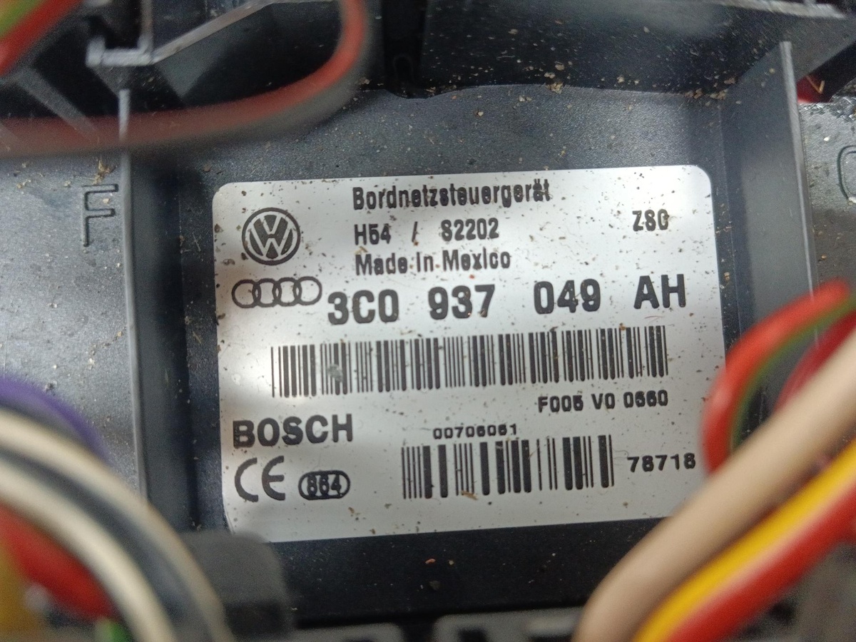 Блок реле к Volkswagen Golf 2008