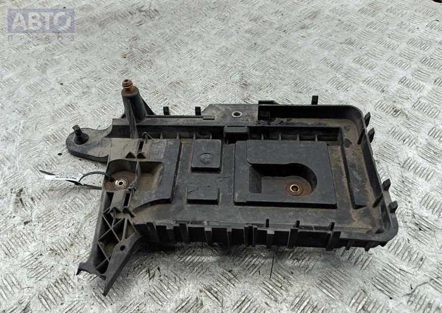 Крепление аккумулятора к Volkswagen Passat 2008