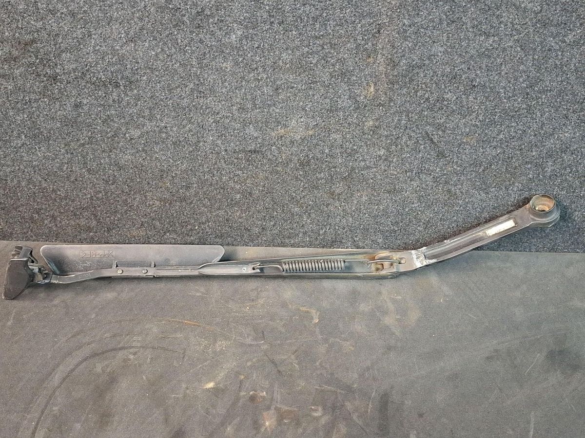 Щеткодержатель к Mazda 626 2001