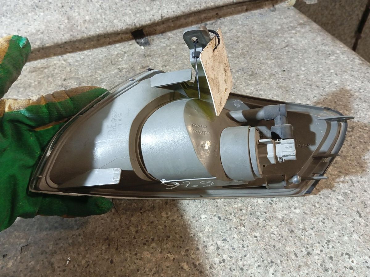 Поворотник правый к Mazda 626 2001