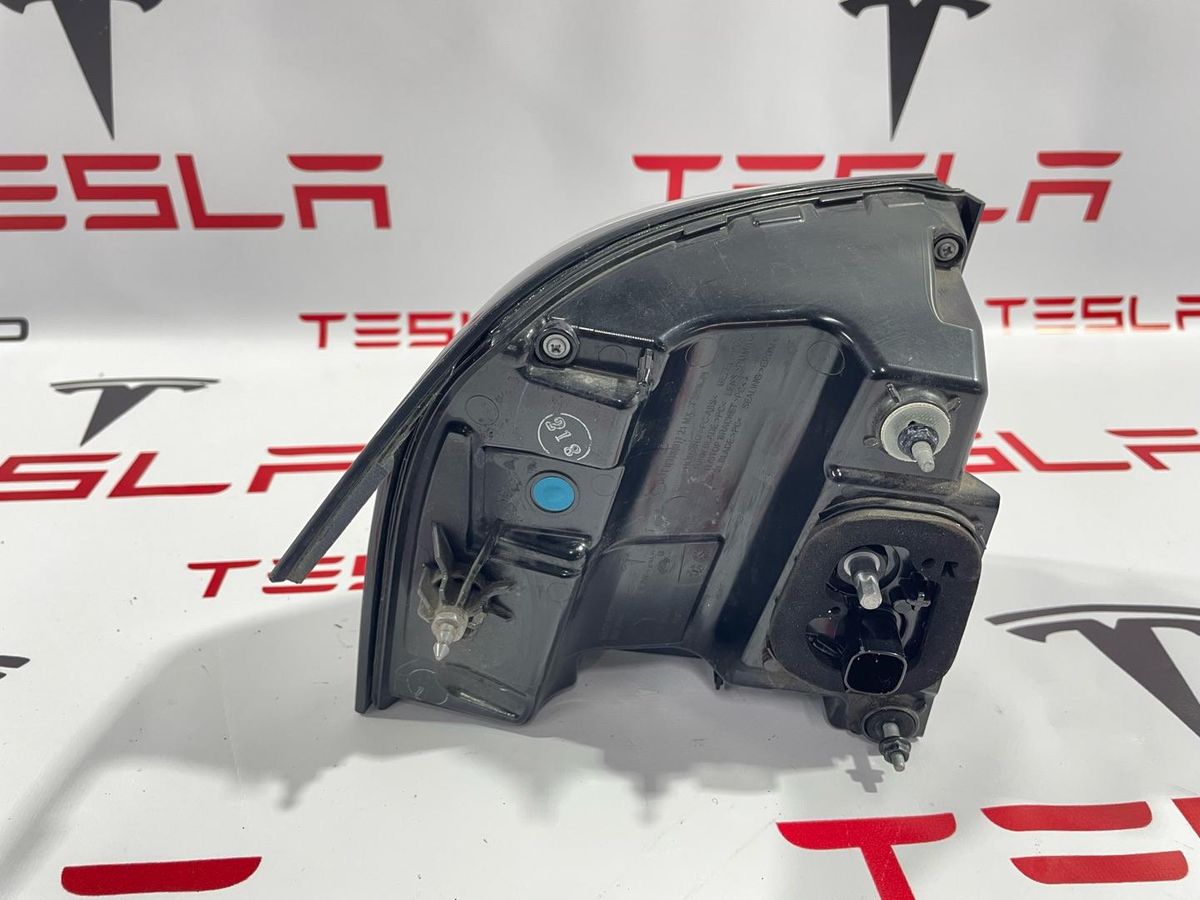 Фонарь задний правый к Tesla Model X 2022