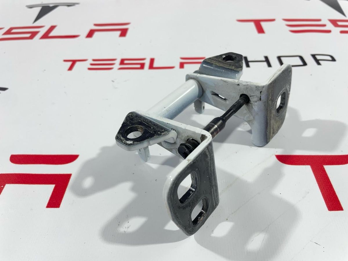 Петля двери к Tesla Model X 2022