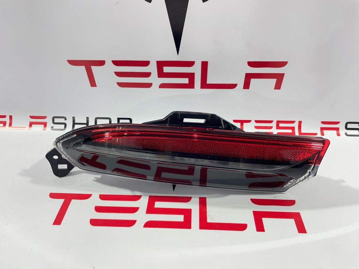 Фонарь габаритный к Tesla Model 3 2024