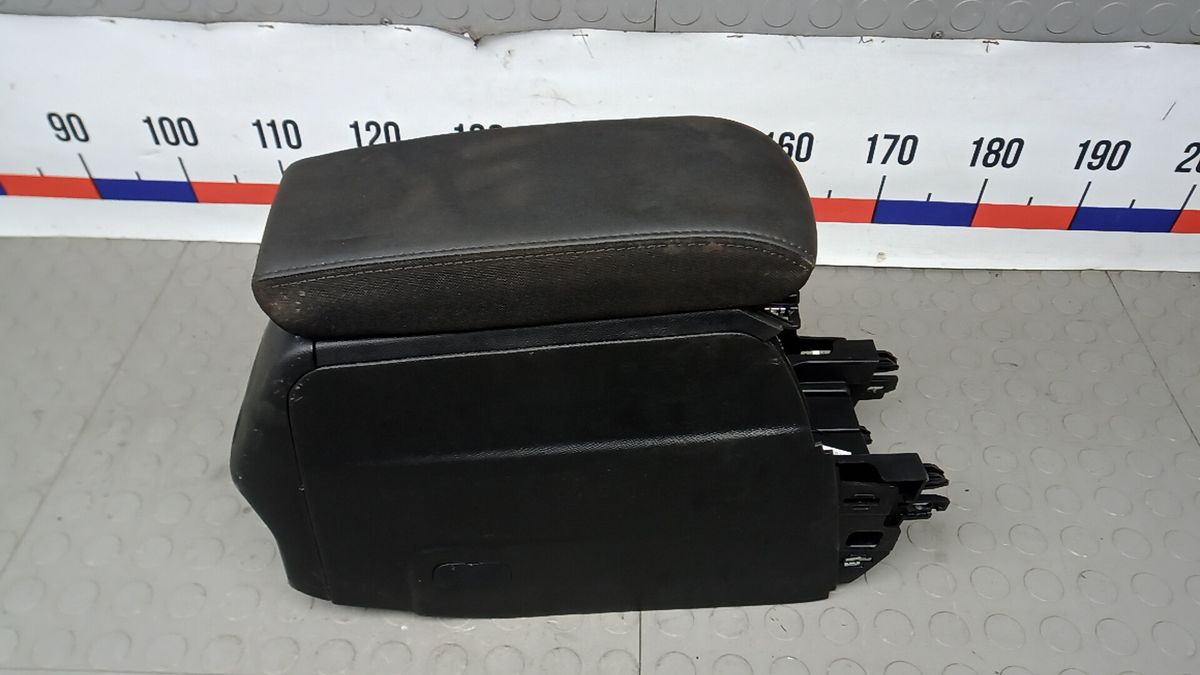 Подлокотник к Peugeot 2008 2024