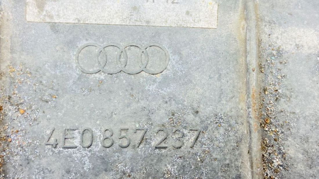 Накладка декоративная на торпедо к Audi A8 2004