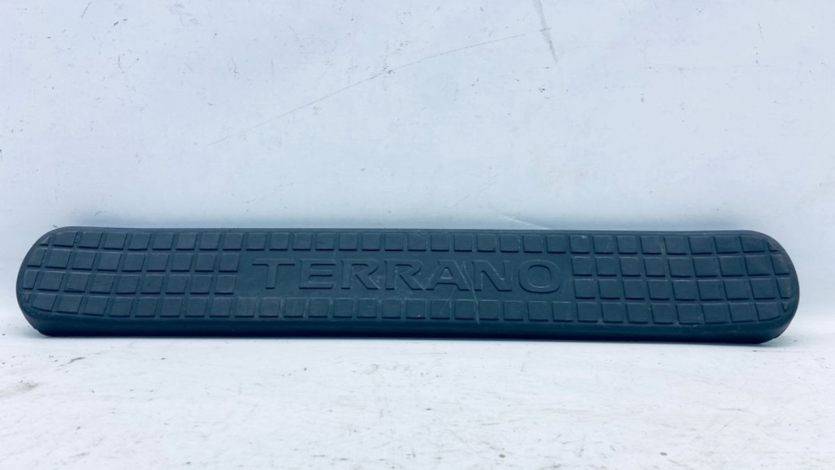 Накладка на порог к Nissan Terrano 2018
