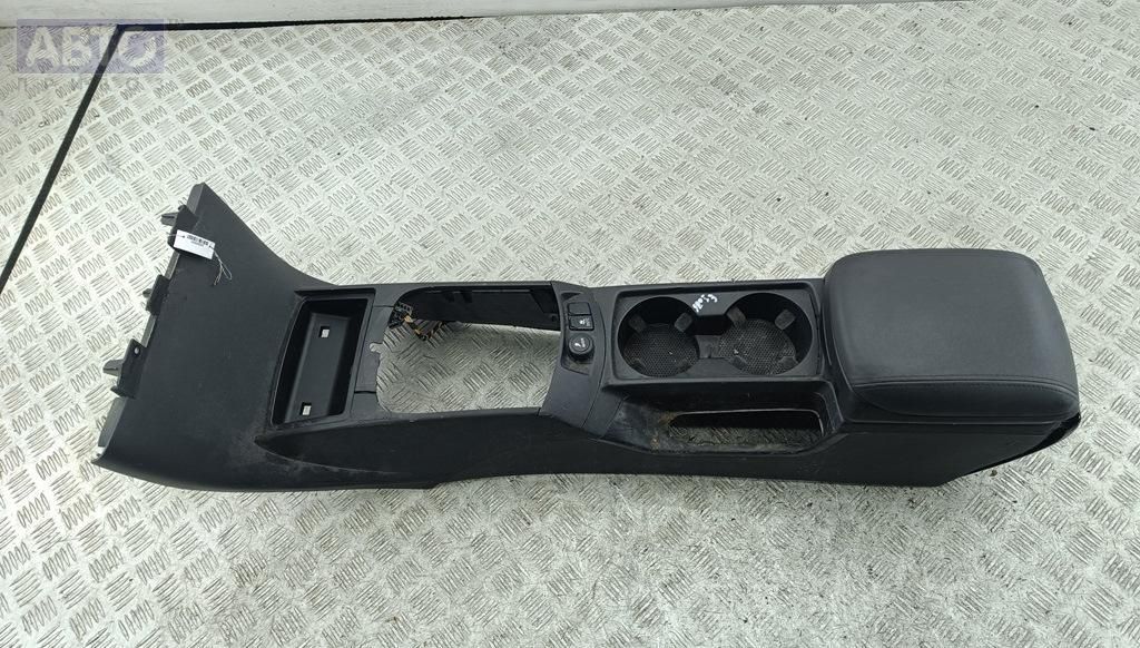 Подлокотник к Volvo V50 2004