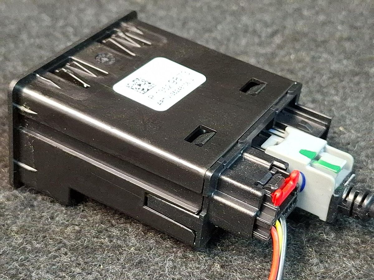 Разъем AUX / USB к Cadillac XT4 2020