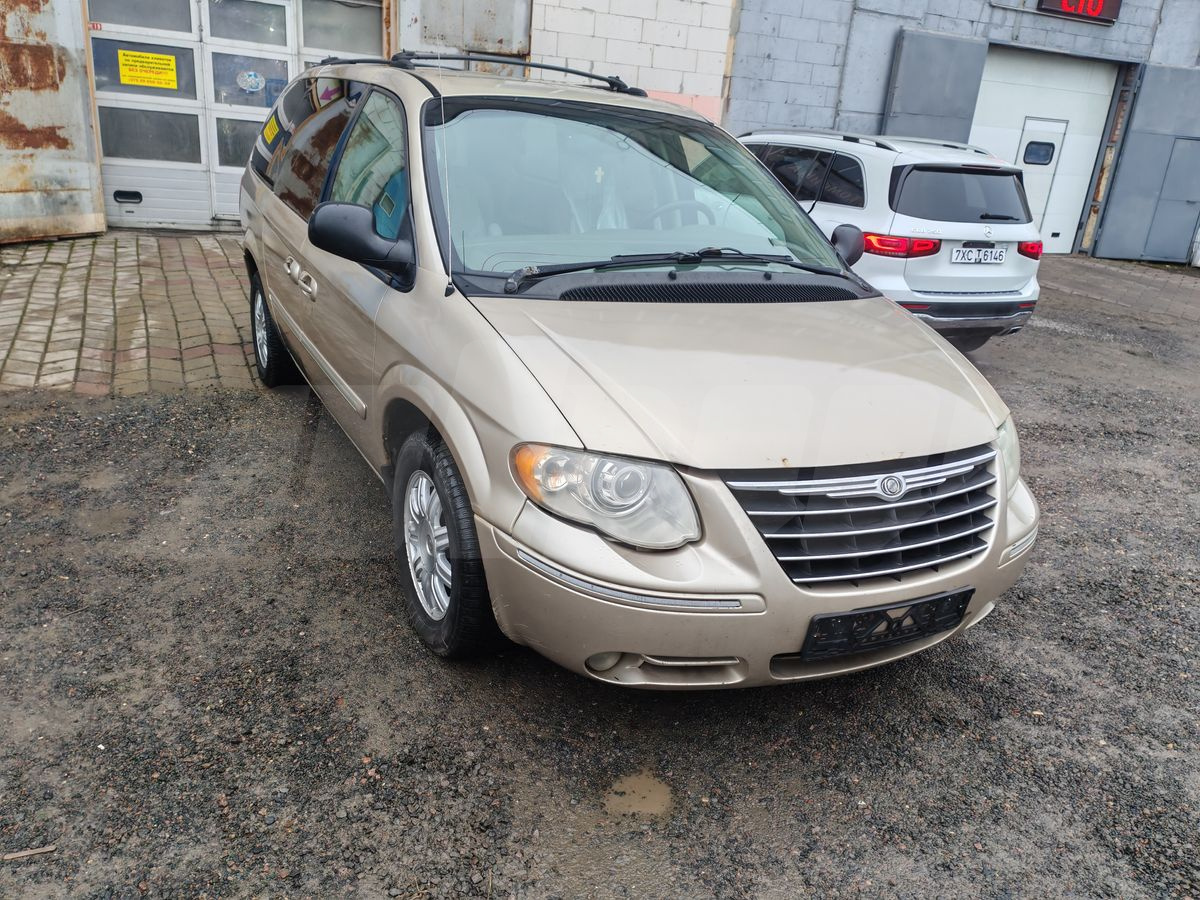 Chrysler Town & Country IV Рестайлинг, 2005